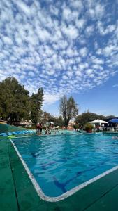 duży basen z ludźmi w wodzie w obiekcie Club Santa Maria w mieście Cuernavaca