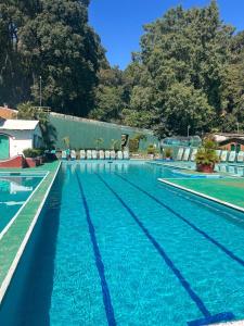 una gran piscina de agua azul en Club Santa Maria en Cuernavaca