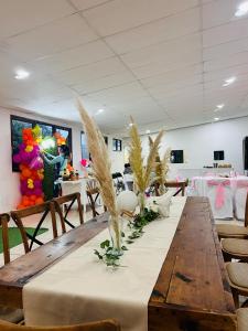 długi stół w pokoju ze stołami i krzesłami w obiekcie Club Santa Maria w mieście Cuernavaca