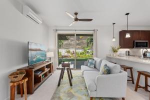 Waianae的住宿－@Marbella Lane-Pōmaika'i LoveNest Ocean+MT View，带沙发的客厅和厨房