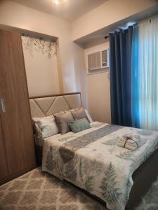Schlafzimmer mit einem Bett mit blauen Vorhängen in der Unterkunft Le Palis Suite 
