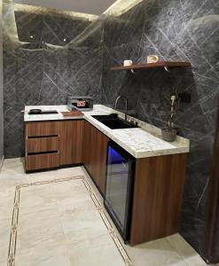 تربل فور سويت - شقة في فيلا في Al Başar: مطبخ مع مغسلة وموقد