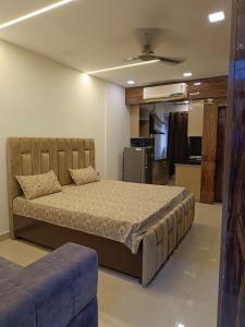 ein Schlafzimmer mit einem großen Bett in einem Zimmer in der Unterkunft Luxury Furnish Studio Apt 623 in DLF Moti Nagar Delhi in Neu-Delhi