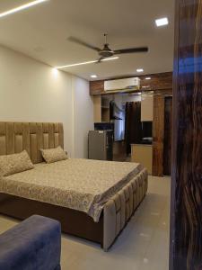 ein Schlafzimmer mit einem großen Bett in einem Zimmer in der Unterkunft Luxury Furnish Studio Apt 623 in DLF Moti Nagar Delhi in Neu-Delhi