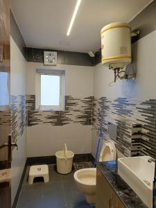 Ванная комната в Luxury Furnish Studio Apt 623 in DLF Moti Nagar Delhi