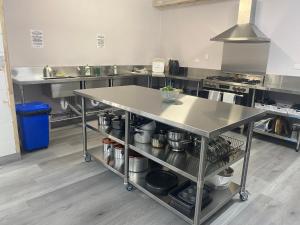 duża kuchnia ze stołem w środku w obiekcie Civic Guesthouse w mieście Townsville