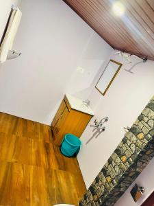 une salle de bains mansardée avec un lavabo et un tabouret bleu dans l'établissement Marari Sunset Beach Villa, à Alappuzha