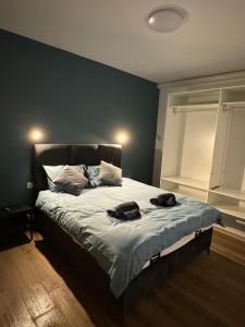 una camera da letto con un letto con due animali di Capital Heights Room, Victoria a Victoria