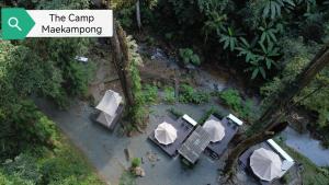 Blick auf The camp Maekampong aus der Vogelperspektive