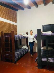 une femme debout dans une chambre avec deux lits superposés dans l'établissement Club Santa Maria, à Cuernavaca