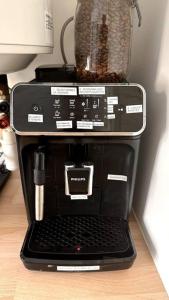 uma máquina de café com um computador portátil em cima em Appartement 3 chambres + parking à Lyon 7 em Lyon