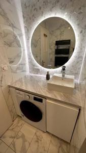 uma casa de banho com um lavatório e um espelho em Appartement 3 chambres + parking à Lyon 7 em Lyon