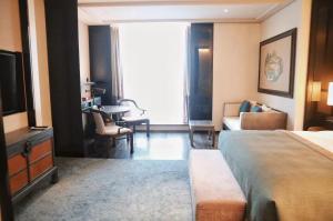 سرير أو أسرّة في غرفة في JiuTai Hotel Hangzhou