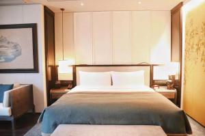 سرير أو أسرّة في غرفة في JiuTai Hotel Hangzhou