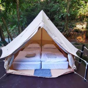 Postel nebo postele na pokoji v ubytování The camp Maekampong
