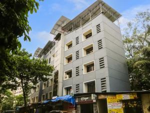 孟買的住宿－Townhouse Marol Near Mumbai International Airport，一座高大的白色建筑,有很多窗户