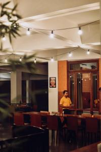 Olde Bangalore Resort and Wellness Center tesisinde bir restoran veya yemek mekanı