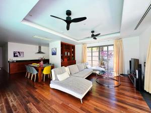 Galería fotográfica de Beautiful 3br 380sqm Pool Villa Walk To Bangtao Beach and Catch club en Bang Tao Beach