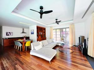 Galería fotográfica de Beautiful 3br 380sqm Pool Villa Walk To Bangtao Beach and Catch club en Bang Tao Beach
