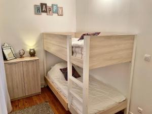 ein weißes Etagenbett in einem Zimmer in der Unterkunft Ty Sarah Lomener in Lomener