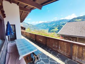een balkon met een tafel en uitzicht op de bergen bij Scenic Holiday Home in Ramsau with Garden Barbeque in Hippach