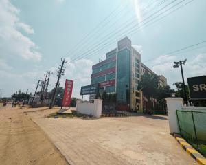 an empty street in front of a tall building at Hotel Prakash Residency with EV Station in Tiruchchirāppalli