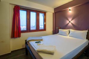 um quarto com uma cama grande e uma janela em The French Villa em Pondicherry