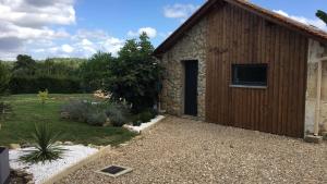 un piccolo edificio con finestra in giardino di Le Gîte d’Élisabeth a Doulezon