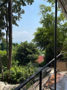 una vista dal balcone di una casa di Joy Camping & Rooms a Haad Rin