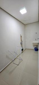 Silla de cristal en una habitación con lavabo en Residencial Oliveira - Charmoso e Aconchegante en Itacaré