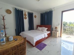 ein Schlafzimmer mit einem Bett und einem großen Fenster in der Unterkunft El Ling guesthouse in Kep