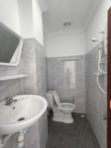 uma casa de banho com um lavatório e um WC em El Ling guesthouse em Kep