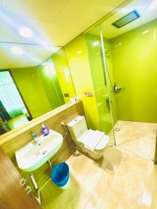 y baño con aseo, lavabo y ducha. en vortex suites klcc HOLIDAY apartment en Kuala Lumpur