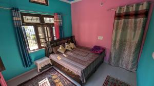מיטה או מיטות בחדר ב-SEWA Atithi Rantrebar Homestays