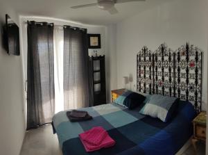 アルムニェーカルにあるTxistu HOME, Almuñécar Beachのベッドルーム(大きな青いベッド1台、大きな窓付)