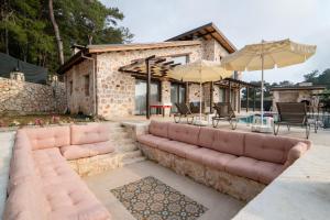 un salon avec un canapé et une terrasse dans l'établissement Villa Valhalla, à Fethiye