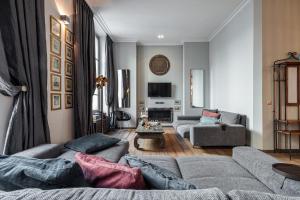 a living room with a couch and a tv at The Cosmopolitan Lodge in Cannes