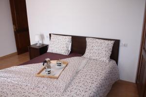 un letto con un vassoio con due tazze sopra di Apartment Orzola Vista Mar a Órzola