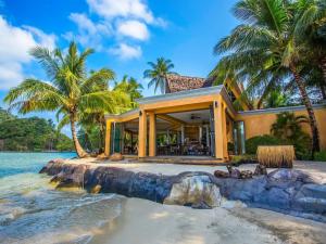 une maison sur la plage avec des palmiers dans l'établissement Pool Villa Mali, à Ko Chang