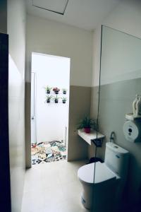 Koupelna v ubytování JE T'AIME VILLA - Khu nghỉ dưỡng nhà vườn nằm giữa thiên nhiên bao la hoa cỏ