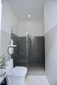 Koupelna v ubytování JE T'AIME VILLA - Khu nghỉ dưỡng nhà vườn nằm giữa thiên nhiên bao la hoa cỏ