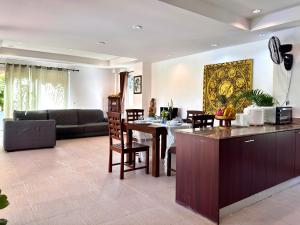 uma cozinha e sala de estar com mesa e cadeiras em Pool Villa Mali em Ko Chang