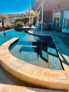uma piscina em frente a uma casa em La Playa Place Getaway em San Diego