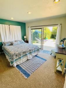 1 dormitorio con 1 cama y puerta corredera de cristal en La Playa Place Getaway en San Diego