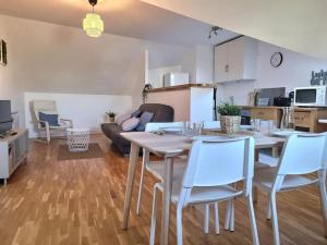 a living room with a dining room table and chairs at Le Cosy à Quatre *Gare*Wifi*Paris*Disney* in Villiers-sur-Marne