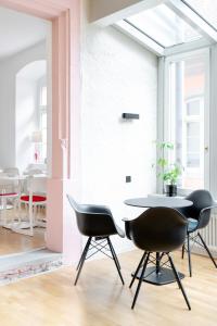 ein Esszimmer mit 2 Stühlen und einem Tisch in der Unterkunft Hotel Schwarzwälder Hof in Freiburg im Breisgau