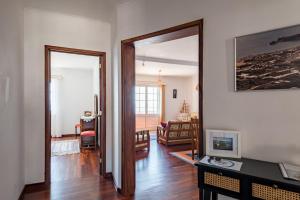 ein Wohnzimmer mit einer Tür zum Wohnzimmer in der Unterkunft WelcomeBuddy - Berço do Infante Sea View in Vila Franca do Campo