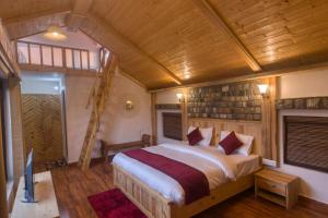 a bedroom with a large bed in a house at Pitaara Cottage in Kota Bāgh