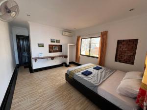 1 dormitorio con 1 cama y chimenea en Errol's Homestay and Hostel en Siem Riep
