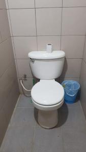 - une salle de bains avec des toilettes blanches dans une cabine dans l'établissement Hostal "Agua Dulce", à Samaipata